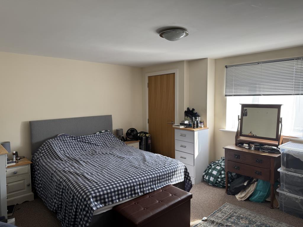 Lot: 159 - SUBSTANTIAL FREEHOLD INVESTMENT - Flat D bedroom one